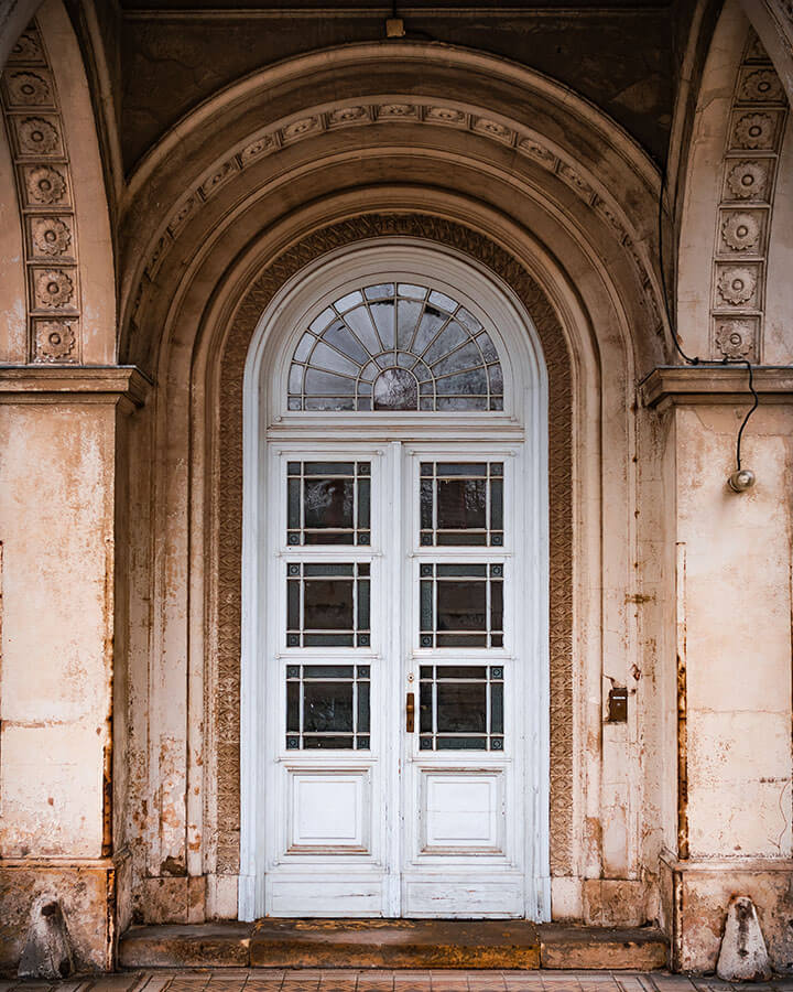 Eine alte und sehr fotogene Tür im Park Sanssouci