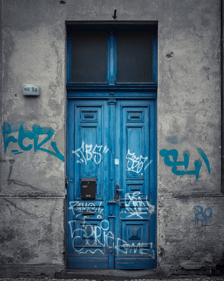 Blaue Tür mit Graffiti am Anfang der Behlertstraße in Potsdam