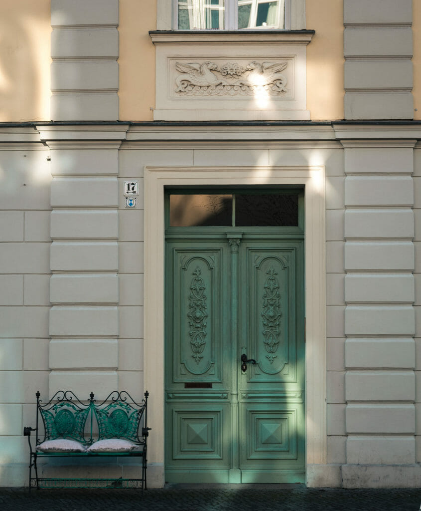Grüne Tür mit Bank in der Gutenbergstraße in Potsdam