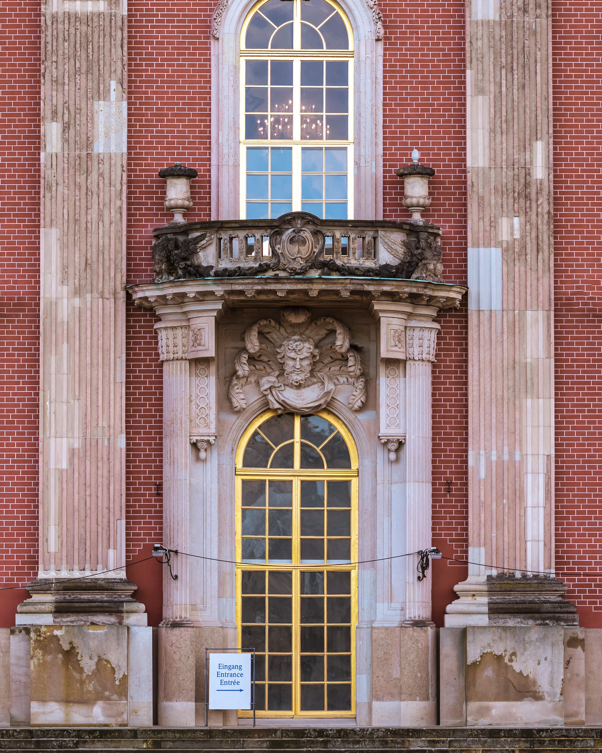 Eingang zum neuen Palais - auch eine Tür in Potsdam