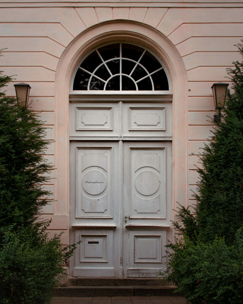 Tür, die zur Uni Potsdam gehört