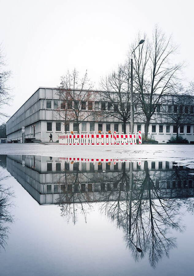 Die Spiegelung in einer Pfütze kann man gut fotografieren, wenn man einen größeren Abstand zum Motiv einhält.
