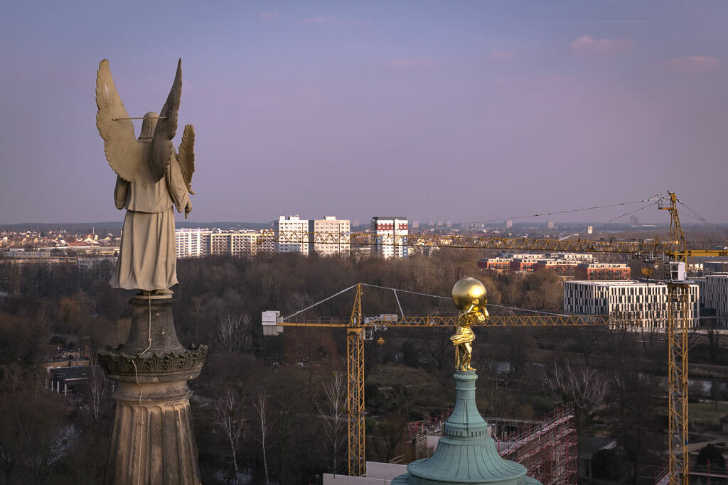 Ausblick auf das alte Rathaus mit Atlas und Hochhäuser am Humboldtring
