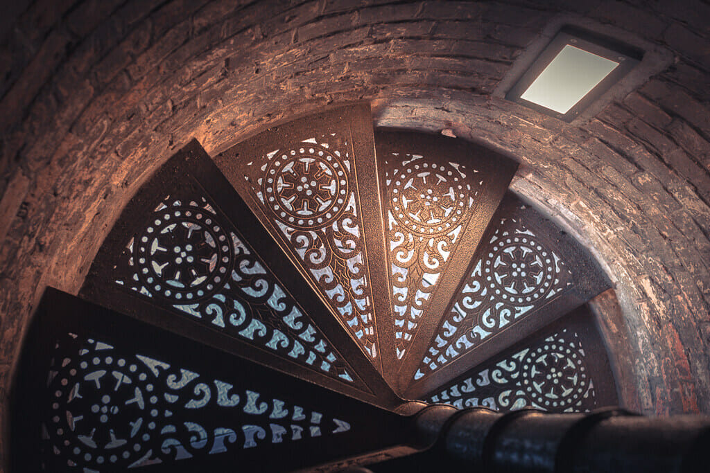 Eine schmale Wendeltreppe, die zur Aussichtsplattform der Nikolaikirche führt