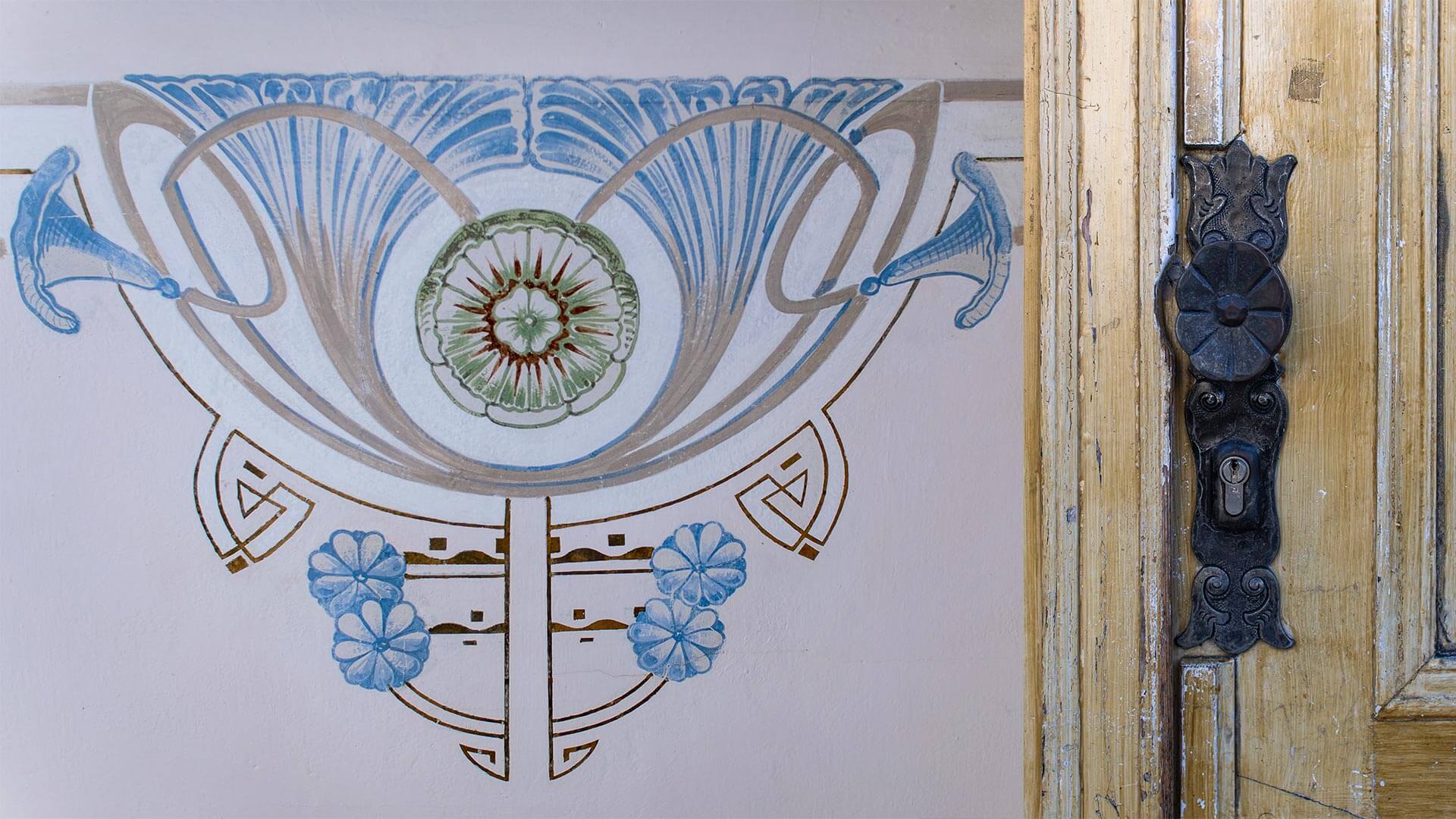 Malerei an der Decke und Türklinke, beide mit Blumenmotiv