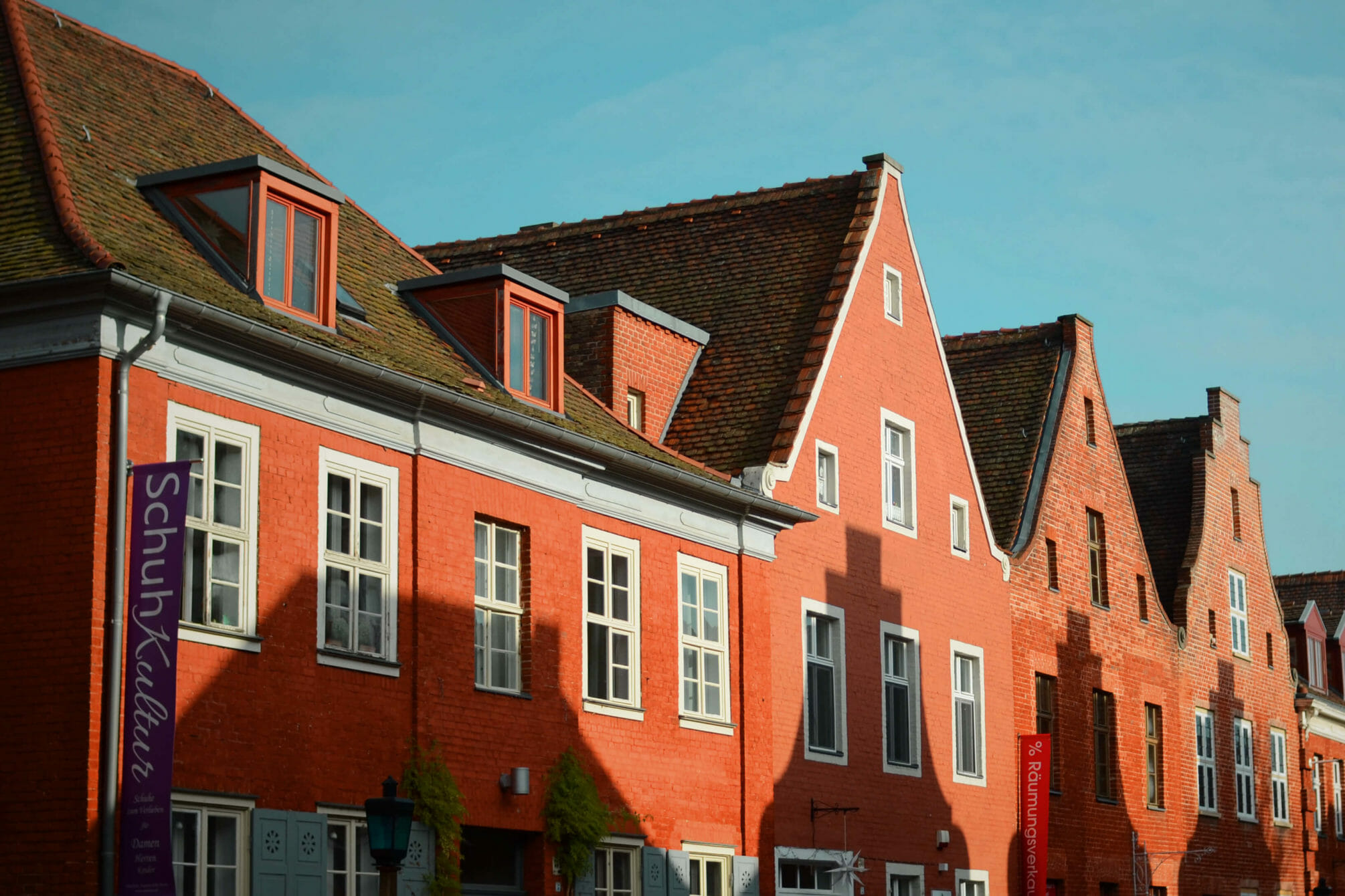 Giebel mit Schattenwurf im Holländischen Viertel in Potsdam