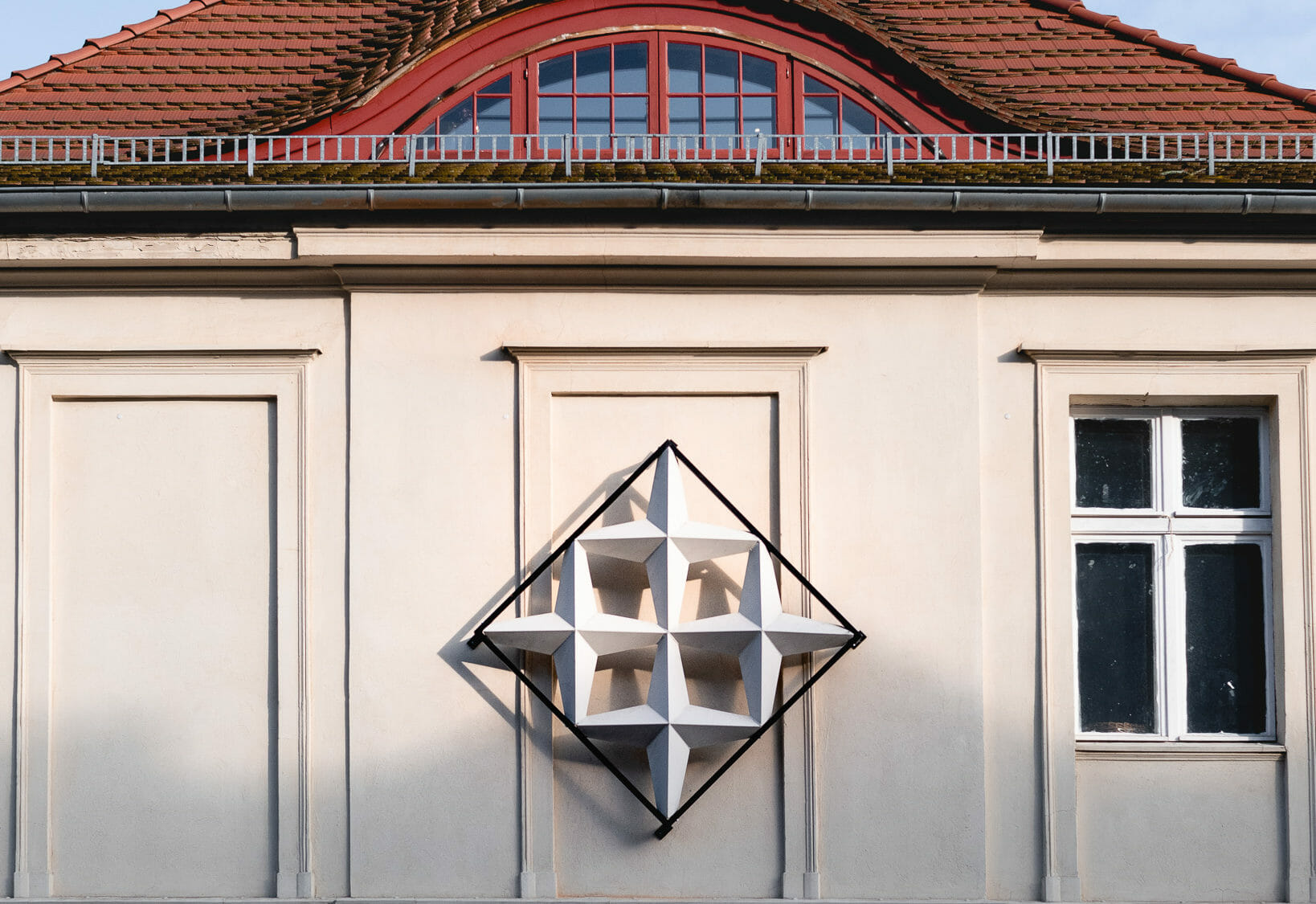 Raute oder Stern der alten FH-Fassade an einem Haus in der Gutenbergstraße